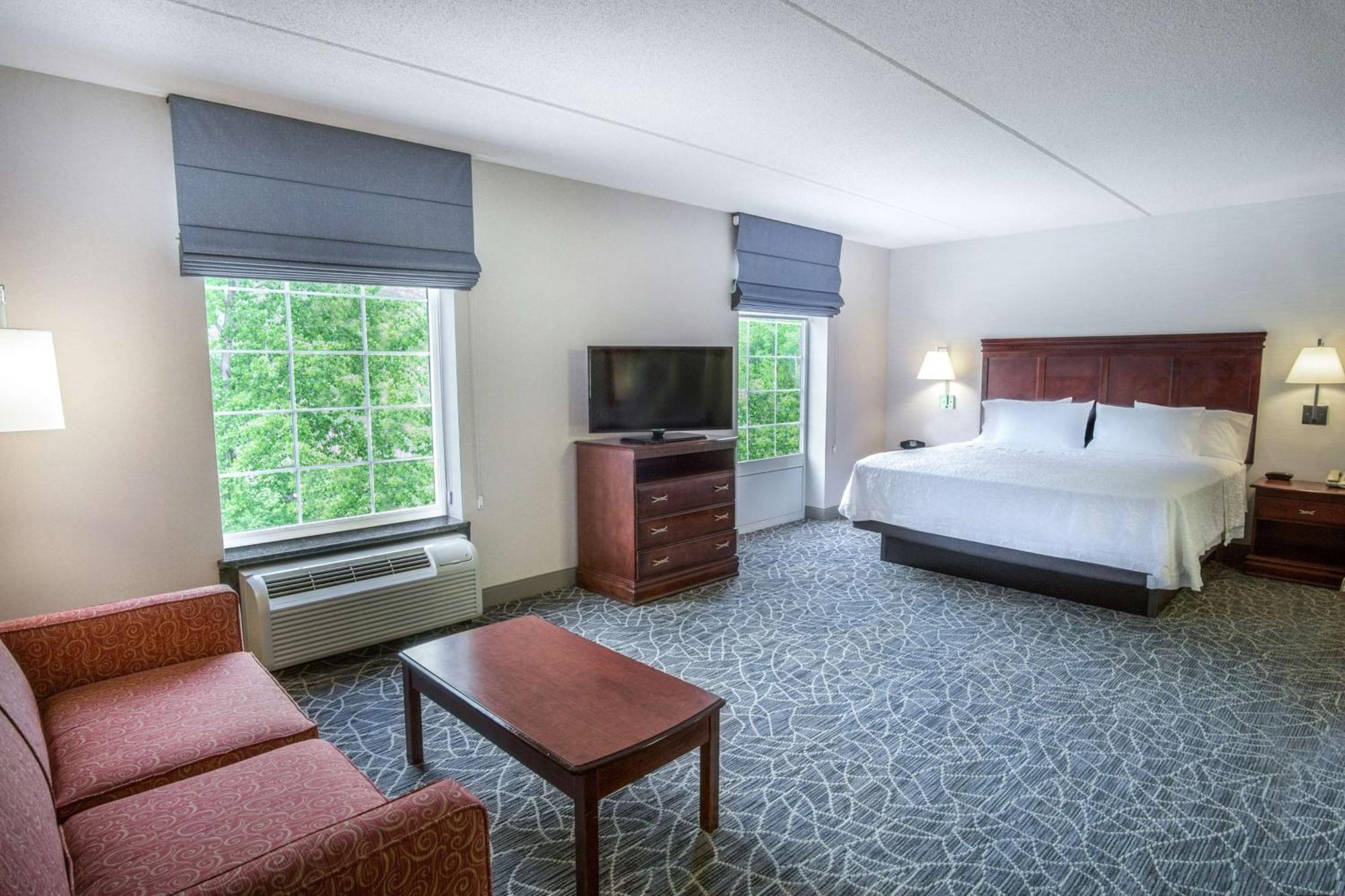 Hampton Inn & Suites Berkshires-Lenox Exterior photo