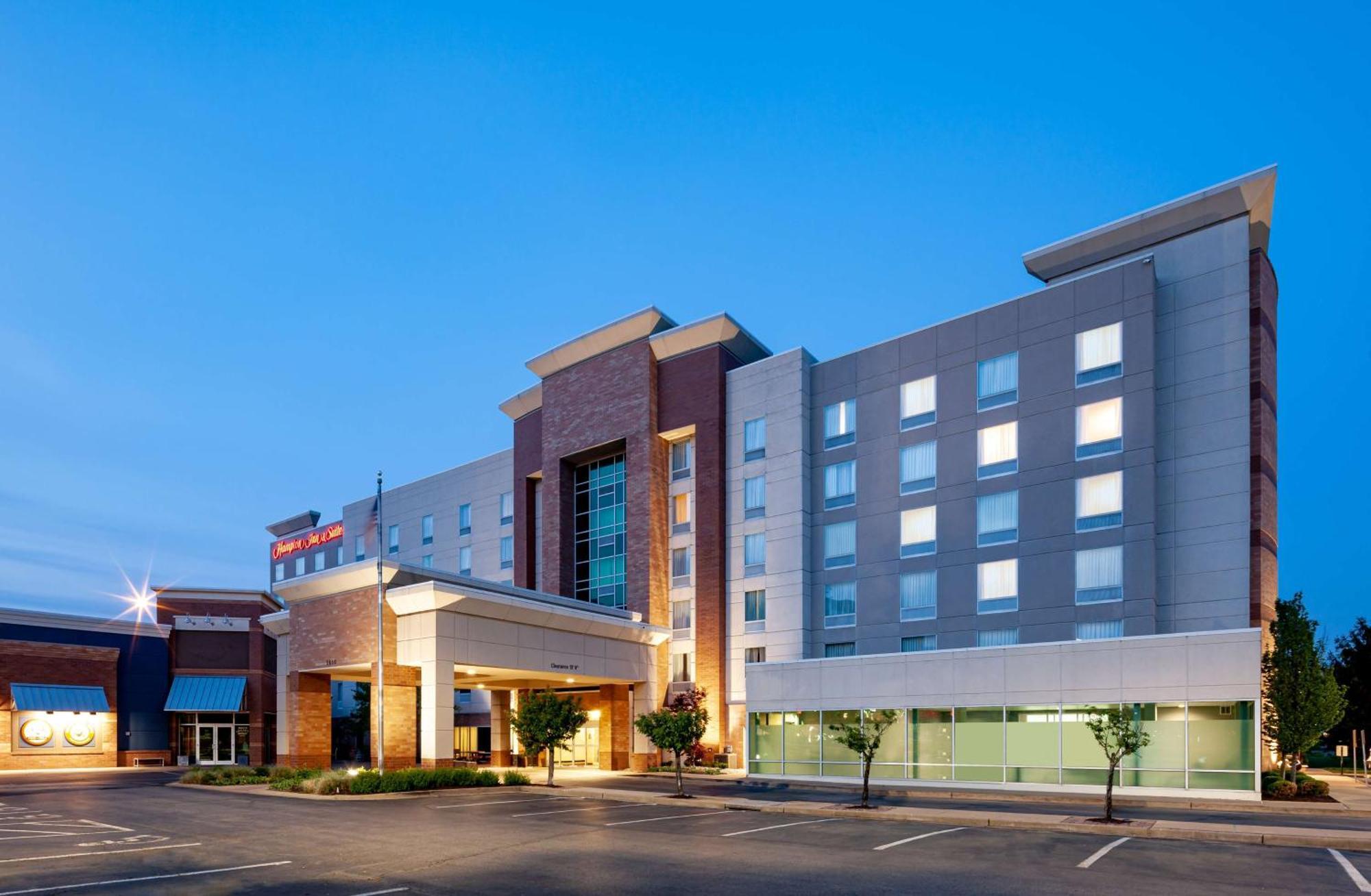 Hampton Inn & Suites St. Louis At Forest Park Exterior photo