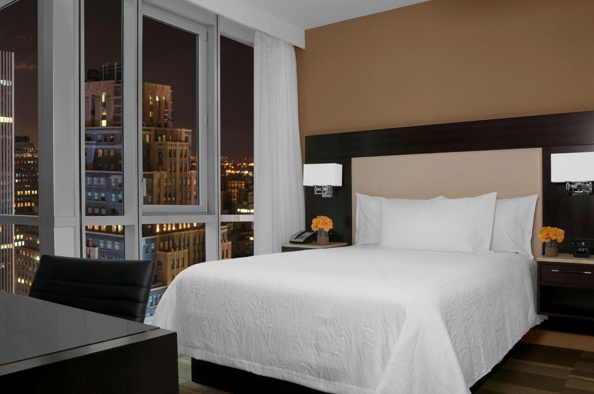 Hilton Garden Inn New York - Times Square Central Exterior photo