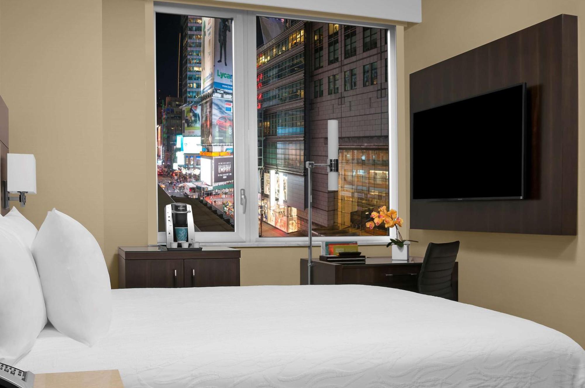 Hilton Garden Inn New York - Times Square Central Exterior photo
