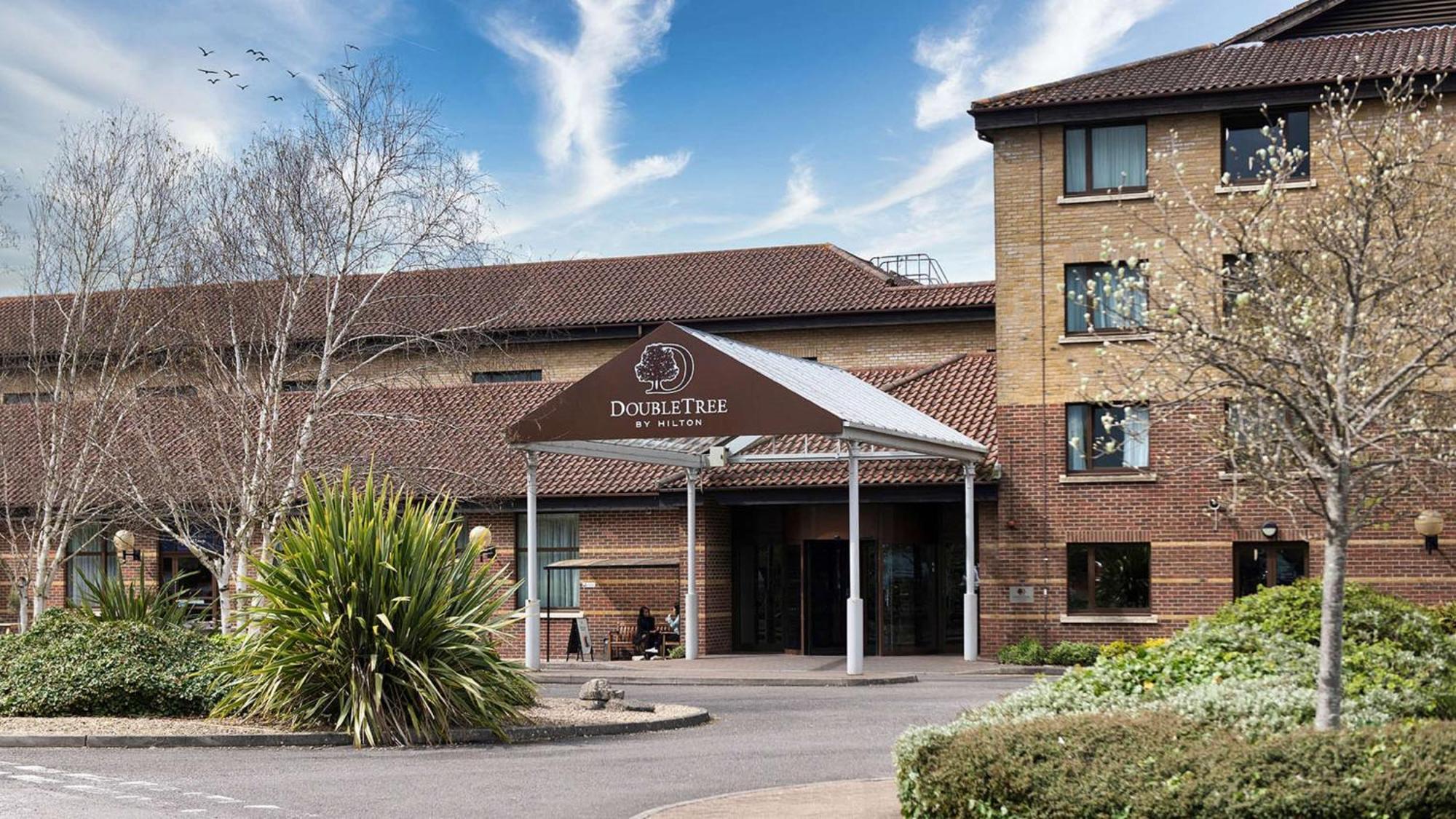 Doubletree By Hilton Swindon Hotel Exterior photo