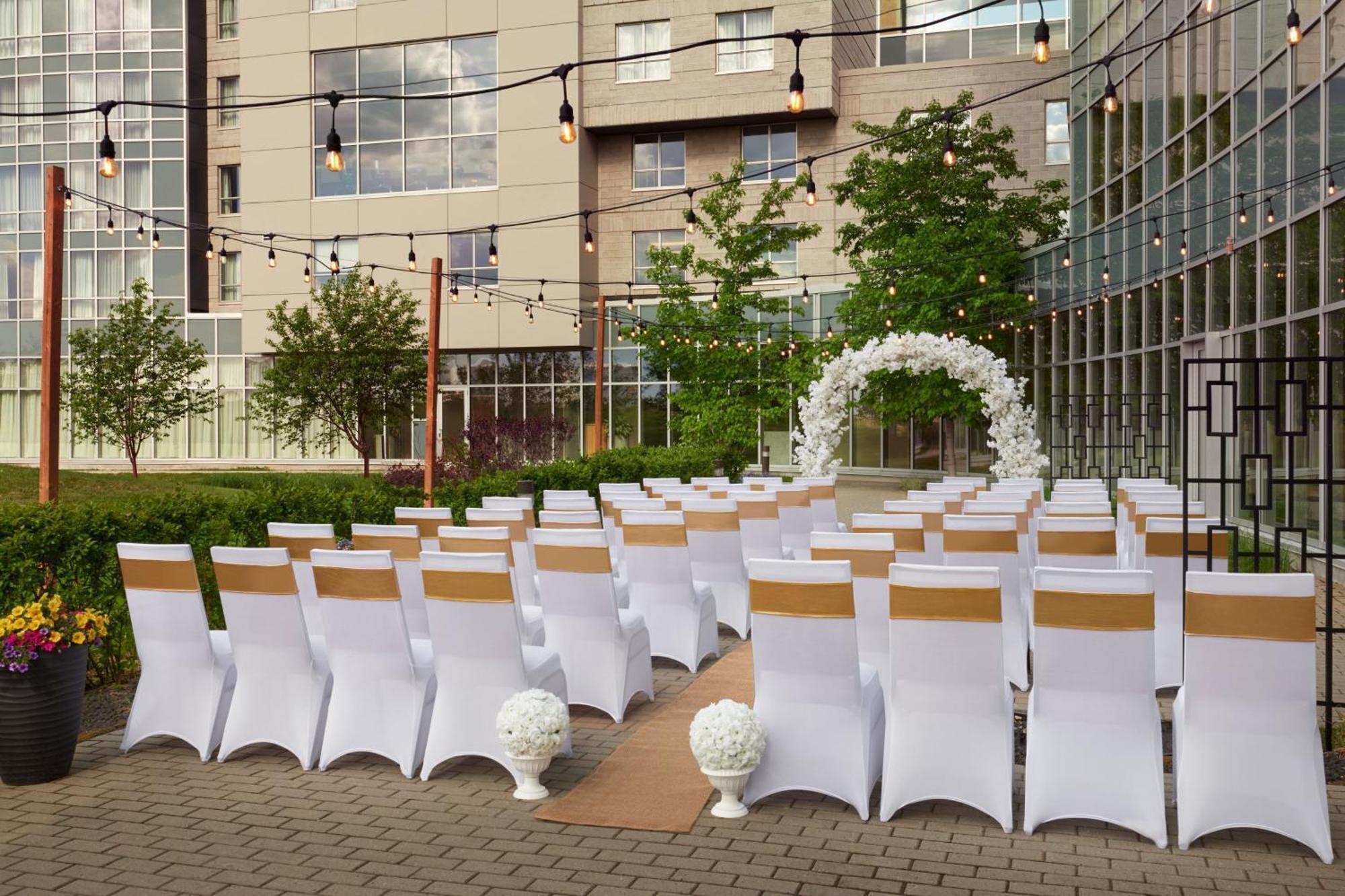 Courtyard By Marriott Calgary Airport Hotel Exterior photo