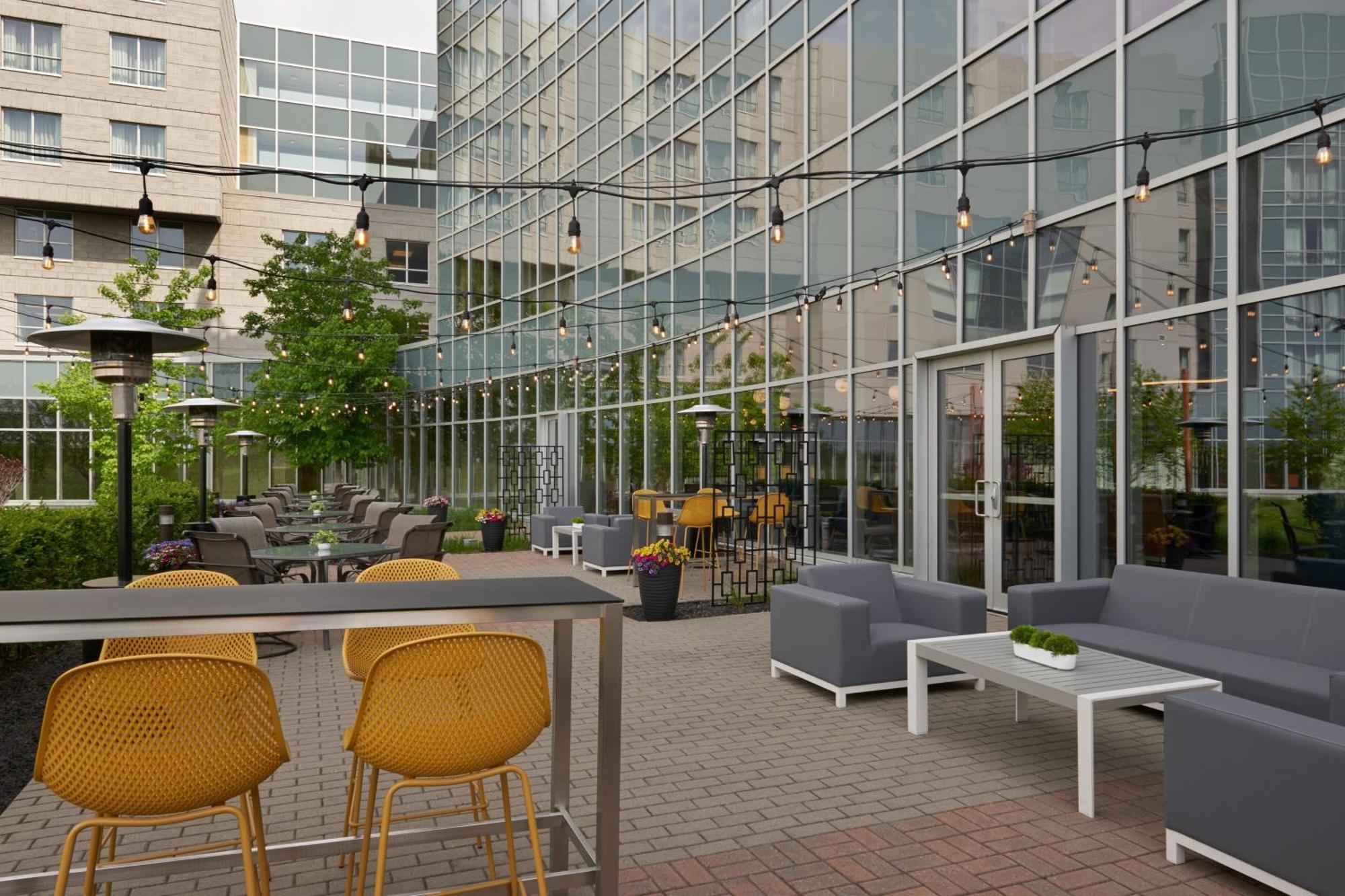 Courtyard By Marriott Calgary Airport Hotel Exterior photo