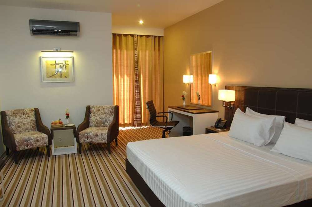 West Inn Hotel Faisalabad Room photo