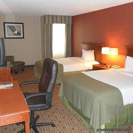 Clarion Hotel & Suites Conference Center Memphis Airport Room photo