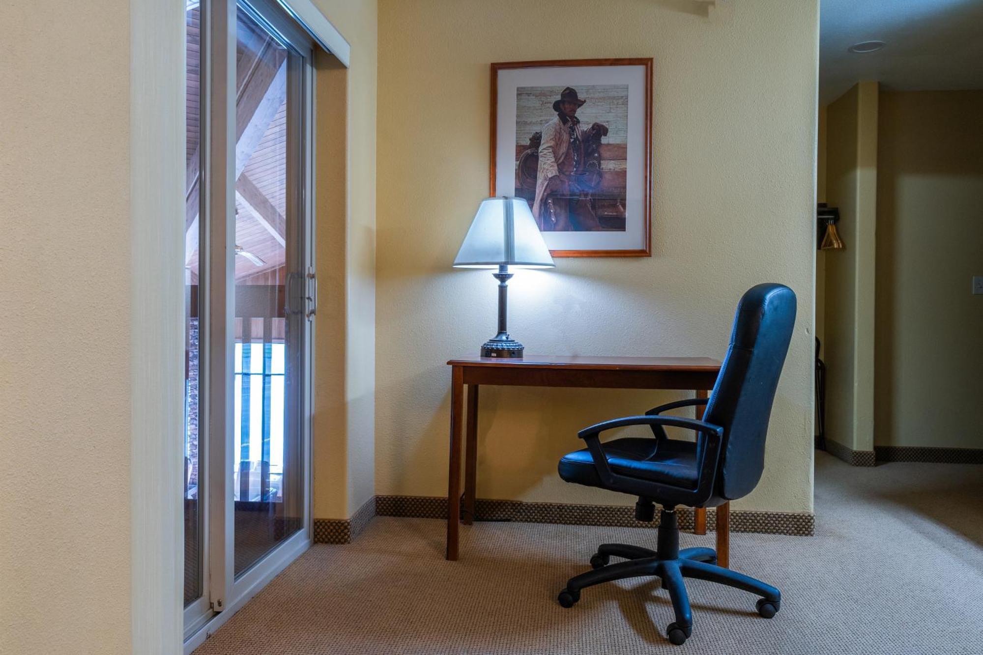 Pinedale Hotel & Suites Exterior photo