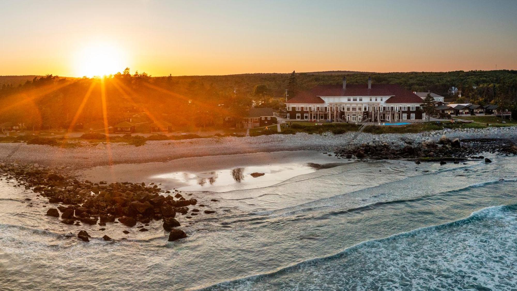 White Point Beach Resort Liverpool Exterior photo