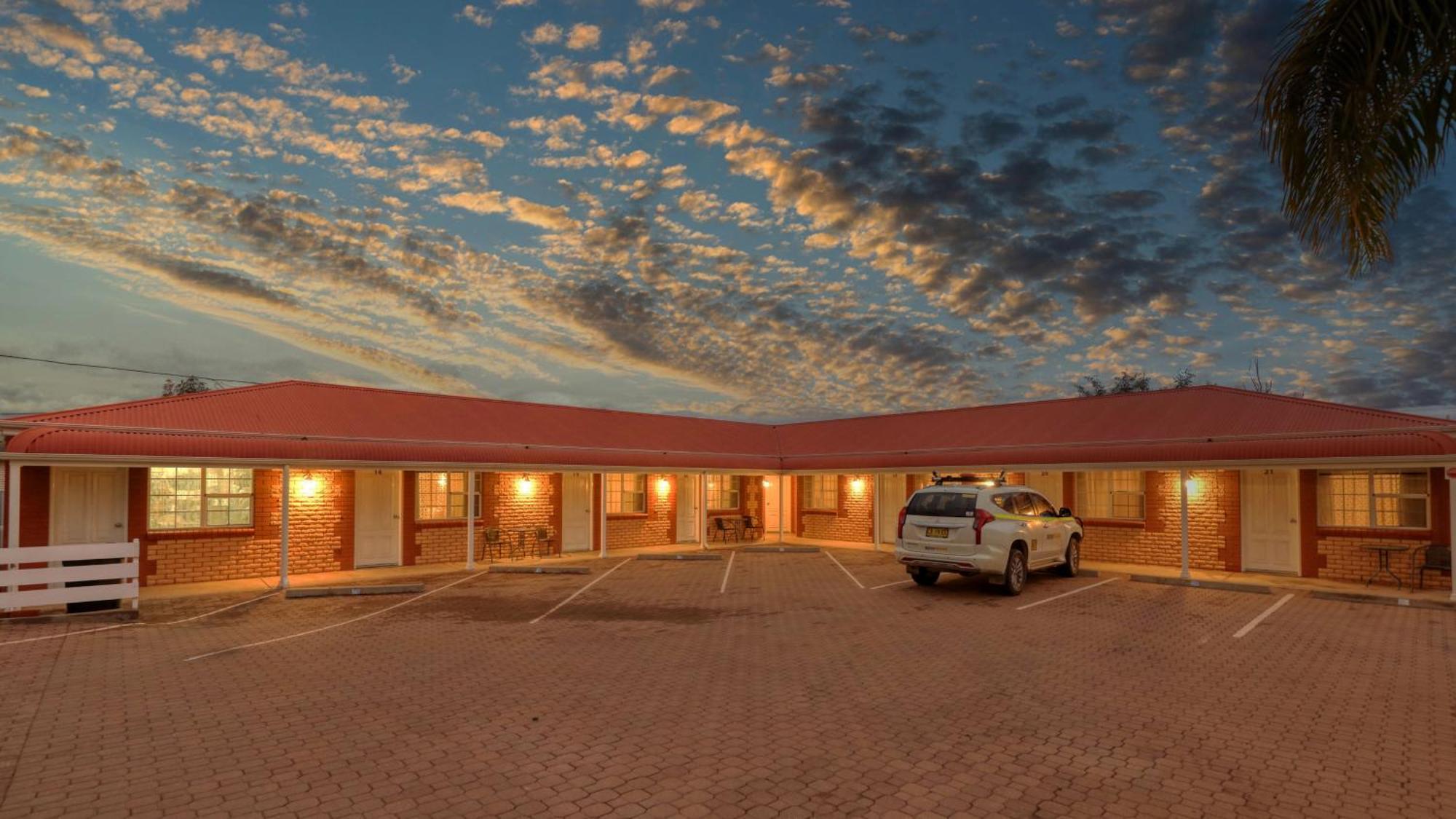 Charles Rasp Motor Inn & Cottages Broken Hill Exterior photo