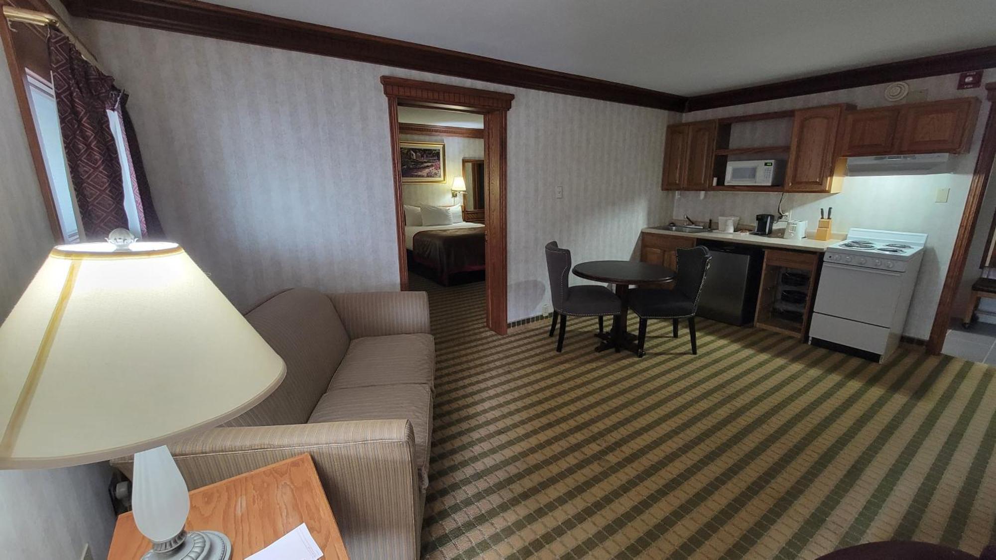 Ramada By Wyndham Saginaw Hotel & Suites Exterior photo