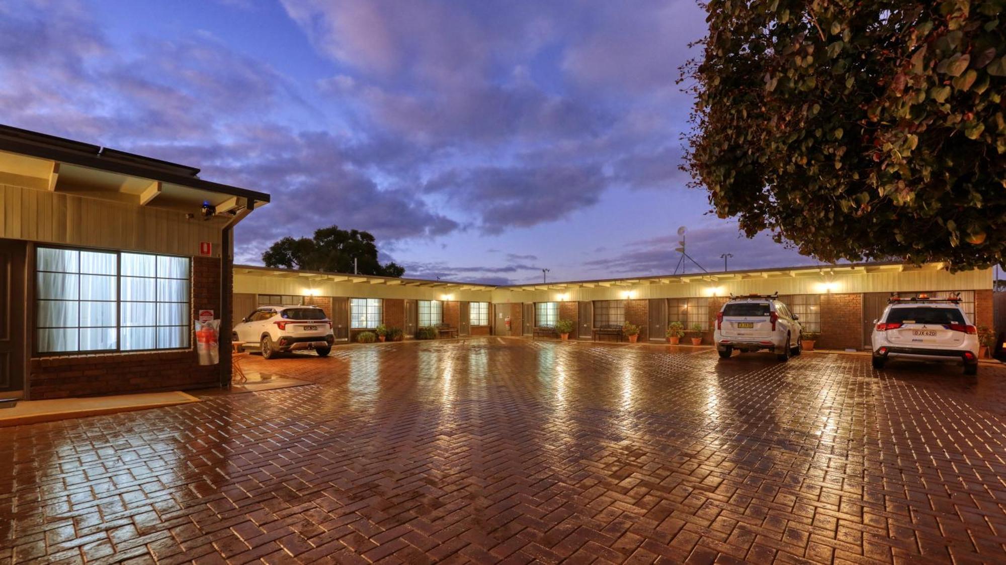 Oasis Motor Inn Broken Hill Exterior photo