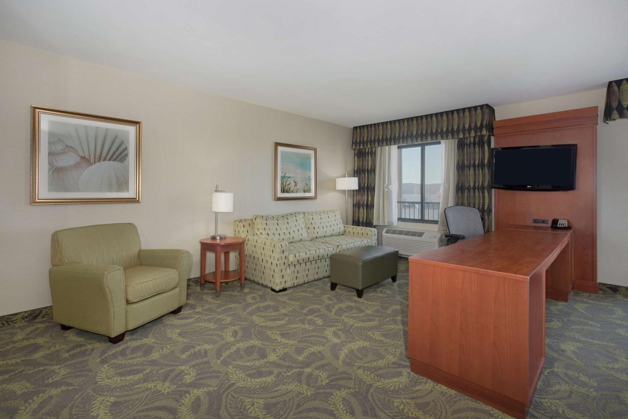 Hampton Inn & Suites Astoria Exterior photo