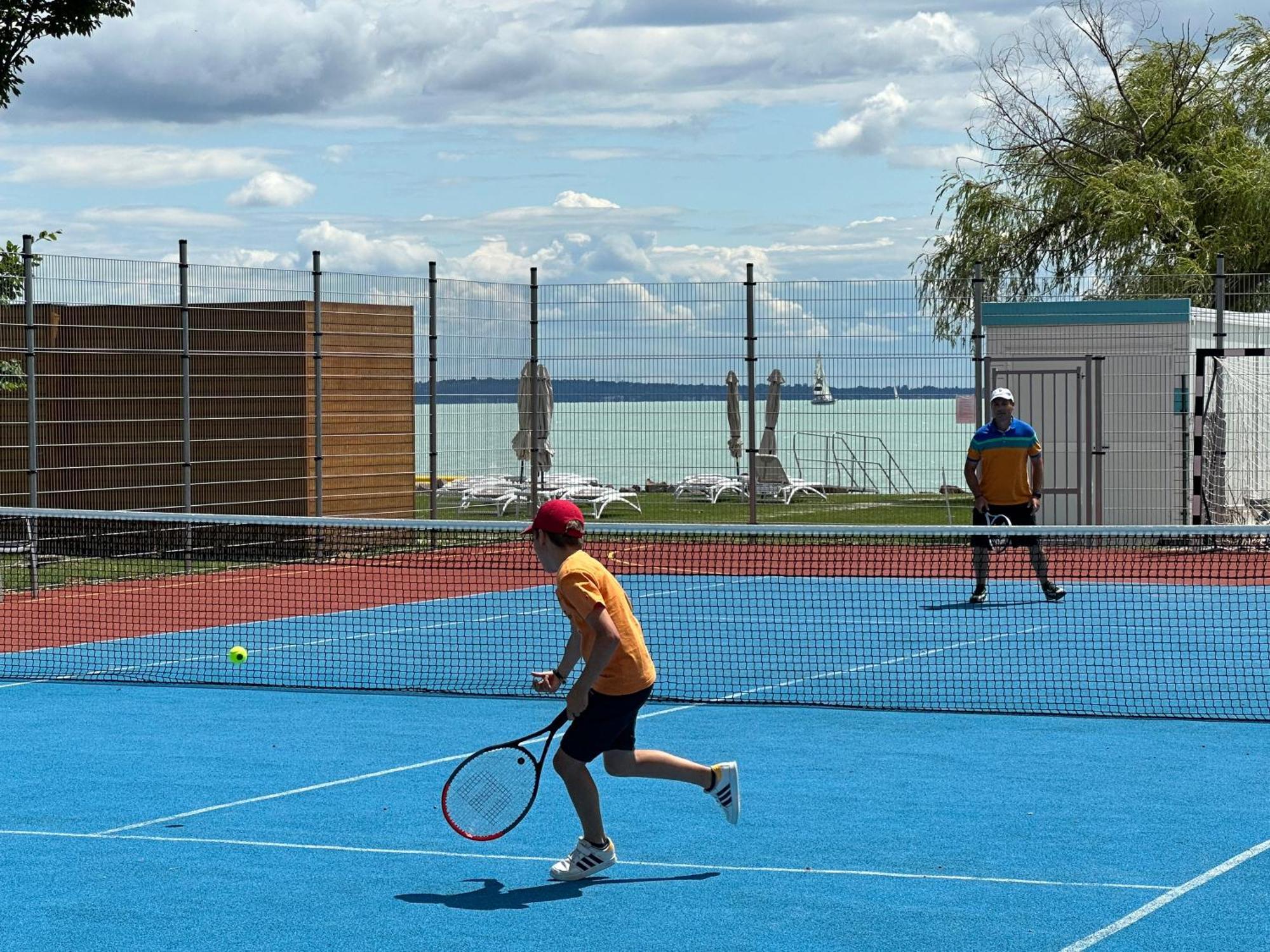 Hotel Marina Port Balatonkenese Exterior photo