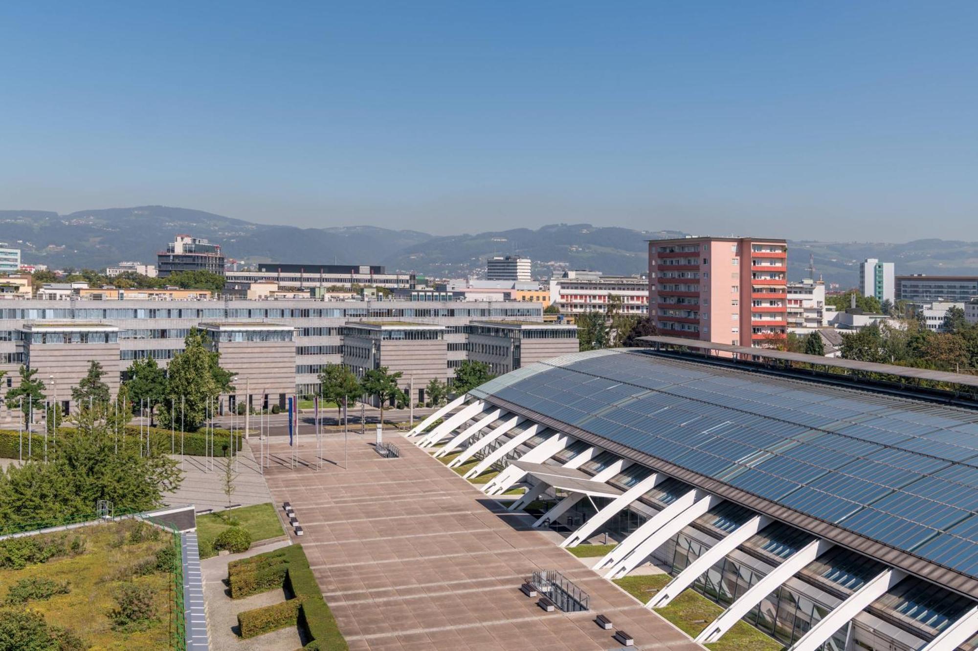 Courtyard By Marriott Linz Hotel Exterior photo