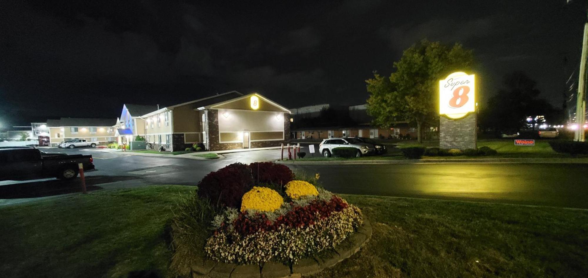 Super 8 By Wyndham Sterling Heights/Detroit Area Hotel Exterior photo