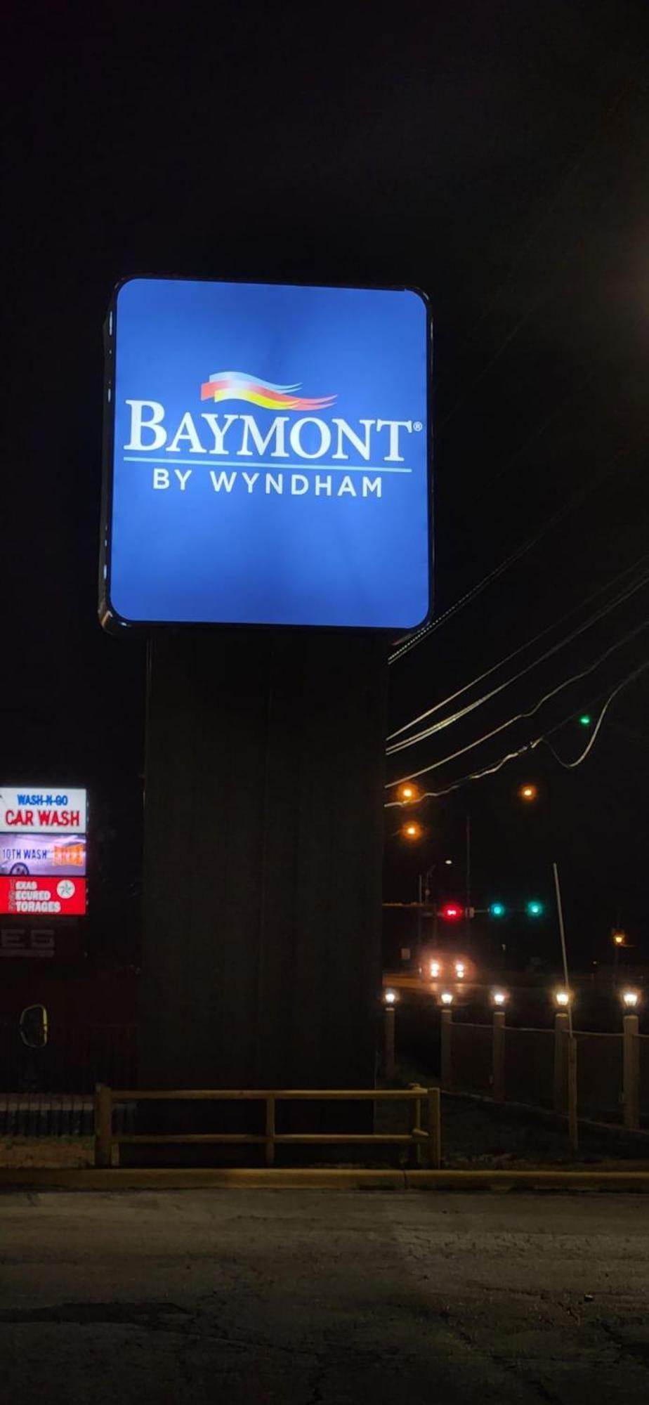 Baymont By Wyndham Del Rio Hotel Exterior photo