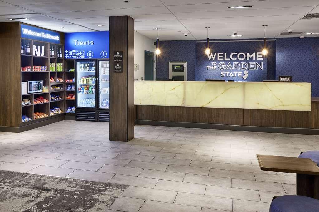 Hampton Inn Newark Airport Interior photo
