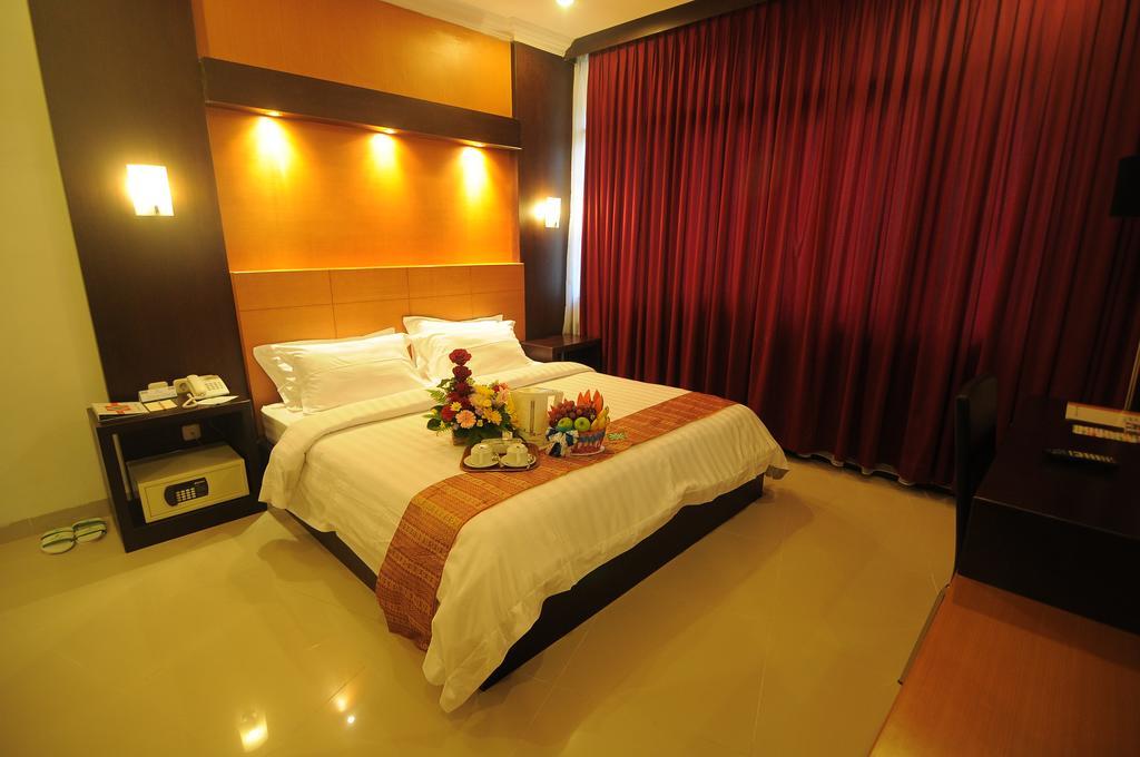 Hotel Swarna Dwipa Palembang Room photo