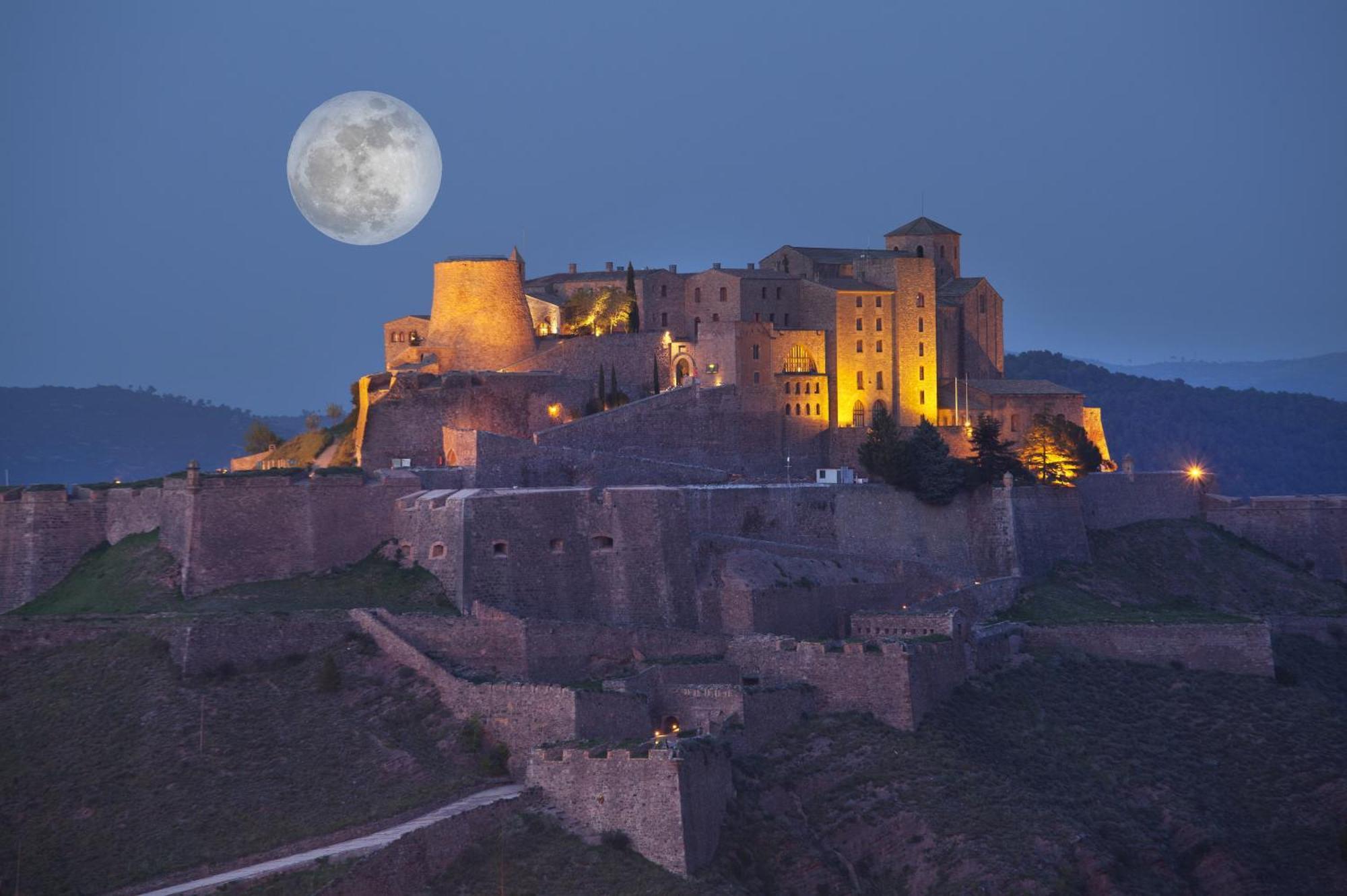 Parador De Cardona Exterior photo