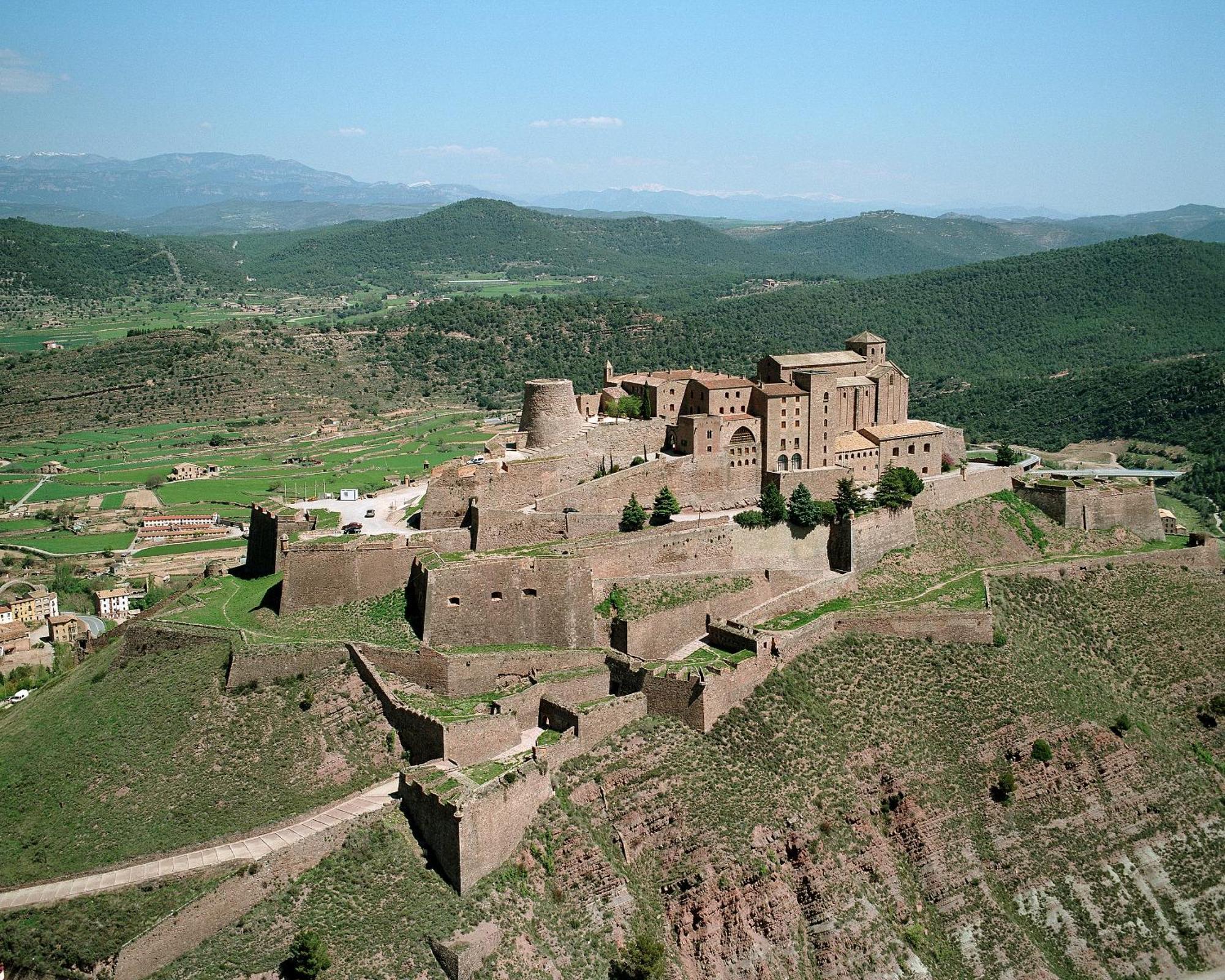 Parador De Cardona Exterior photo