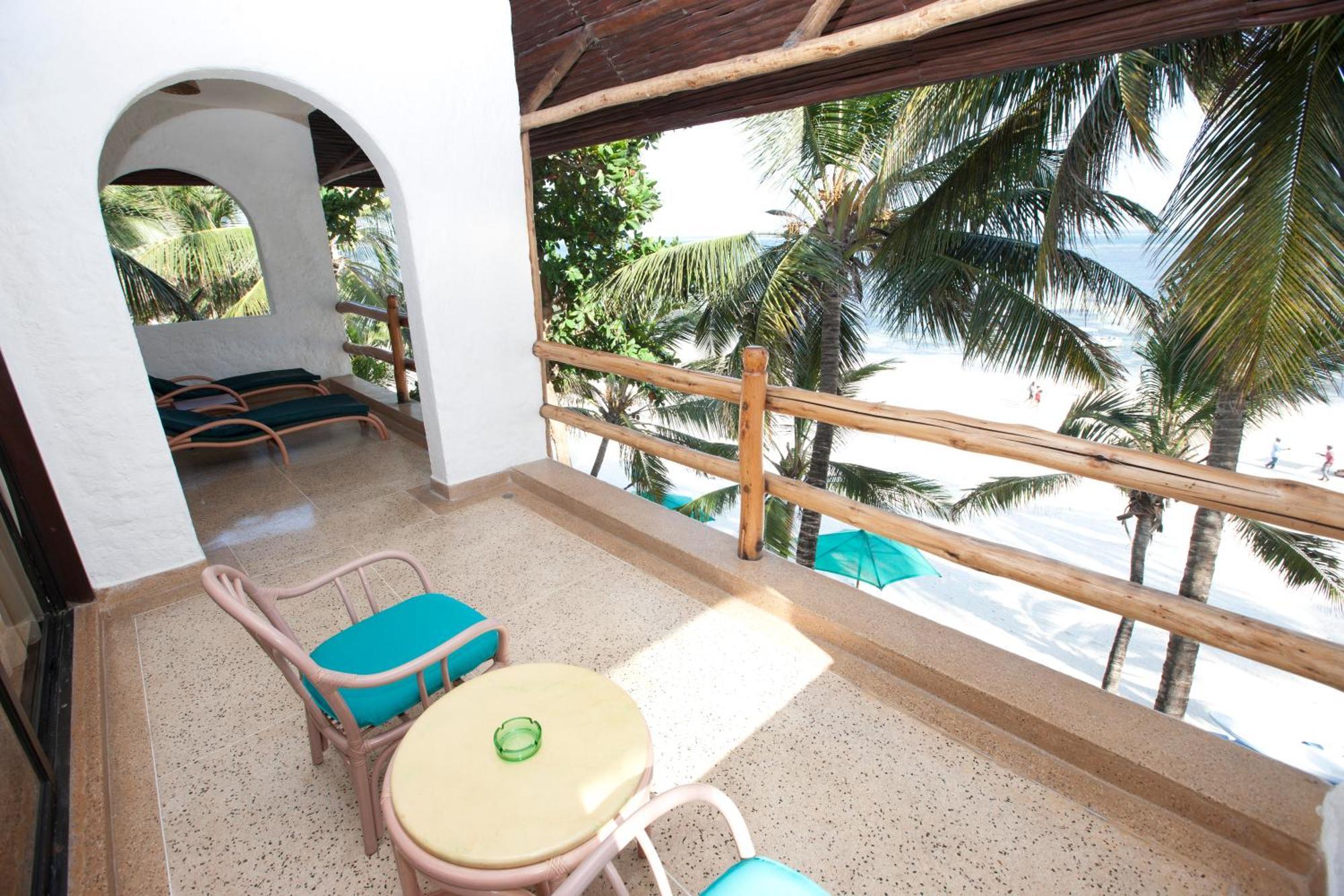 Travellers Beach Hotel Mombasa Exterior photo