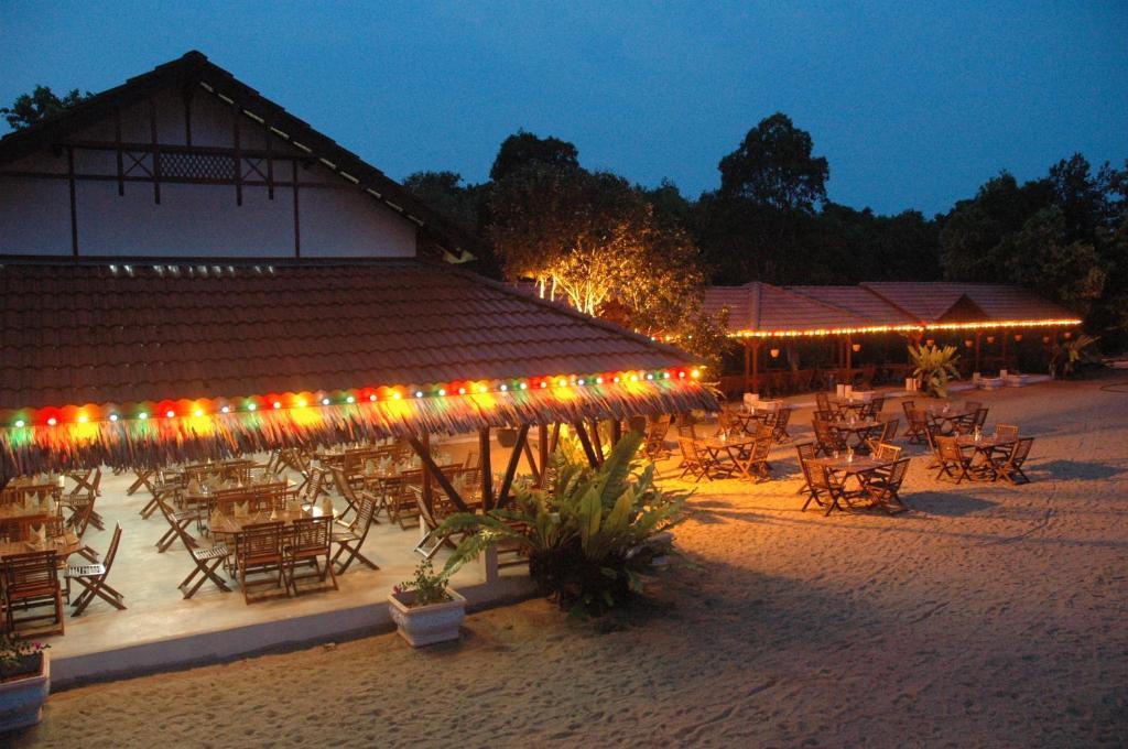 Bukit Keluang Beach Resort Kampung Raja Exterior photo