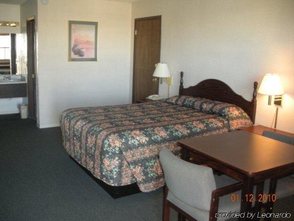 Nendels Inn & Suites Dodge City Airport Room photo