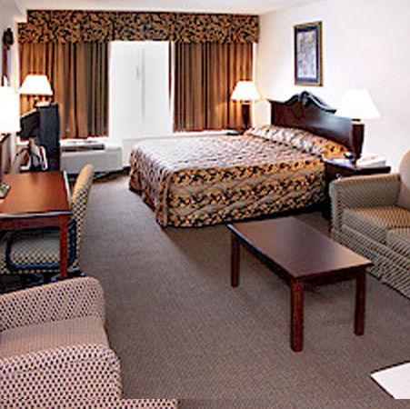 Wynnwood Plaza Hotel - Newport News Room photo