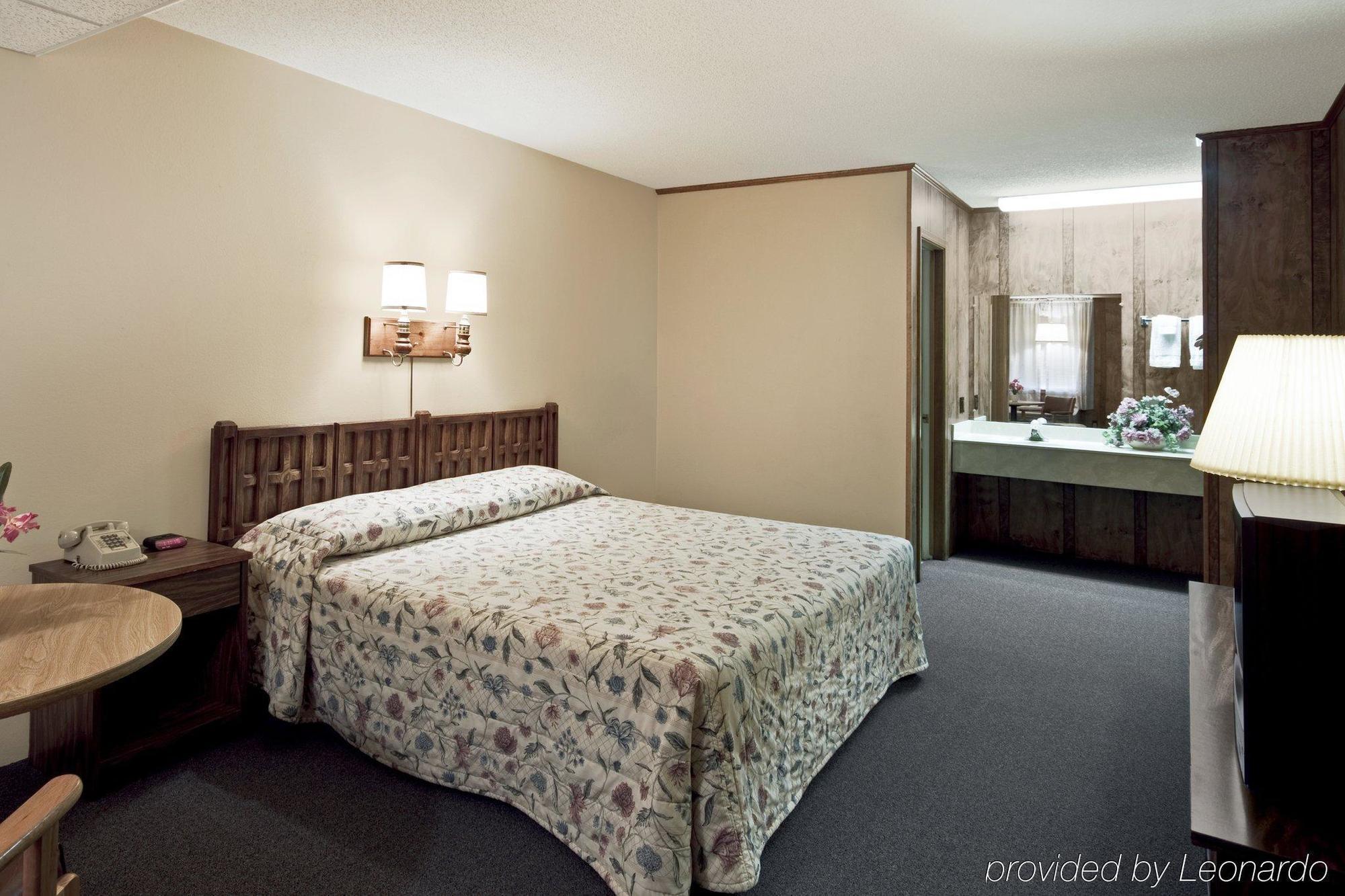 Travelers Inn Eureka Springs Room photo