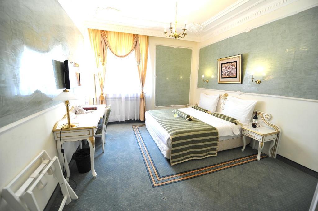 Queen'S Astoria Design Hotel Belgrade Room photo
