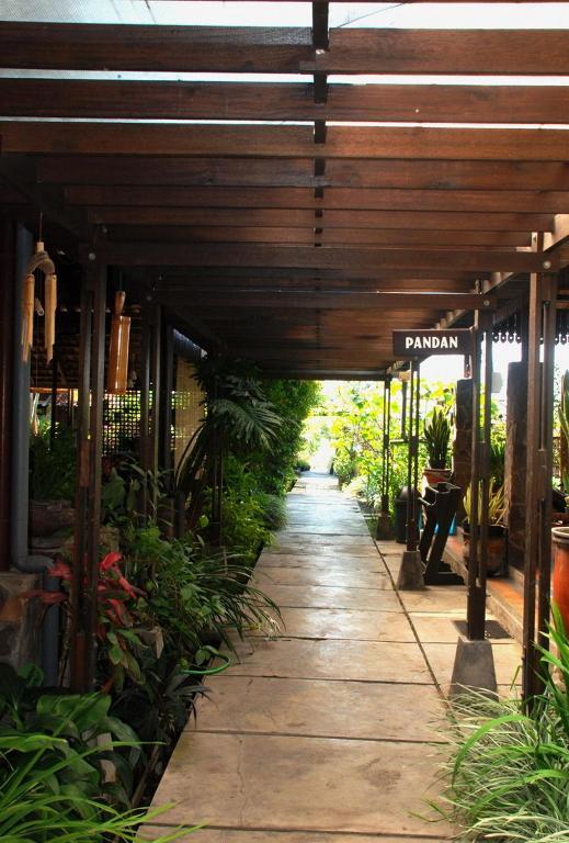 De Daunan Boutique Guesthouse, Gallery & Garden Malang Exterior photo