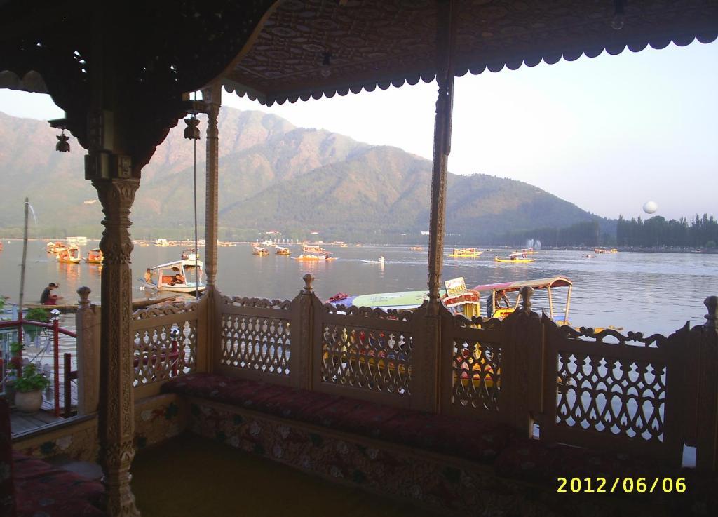 Comfy Royal Dandoo Palace - House Boat Srinagar  Exterior photo