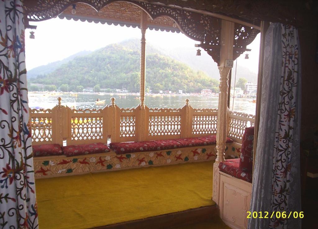 Comfy Royal Dandoo Palace - House Boat Srinagar  Room photo