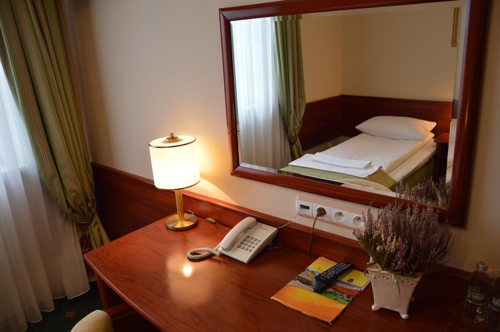 Hotel Batory Tluszcz Room photo
