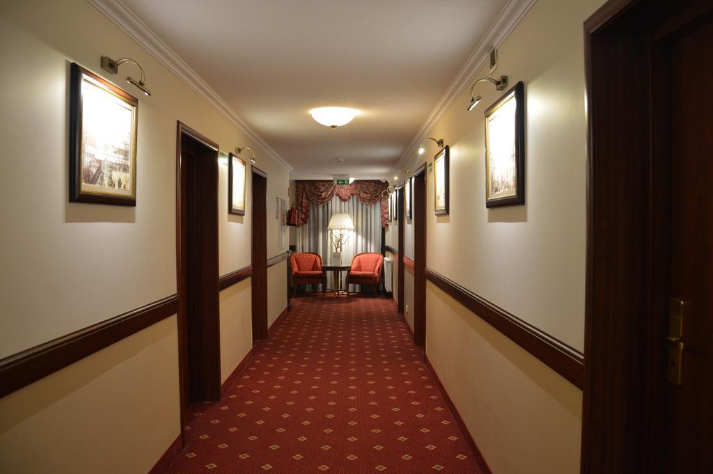 Hotel Batory Tluszcz Exterior photo