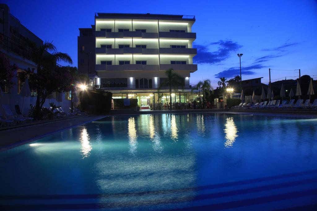 Hotel Santa Lucia Le Sabbie D'Oro Cefalu Exterior photo