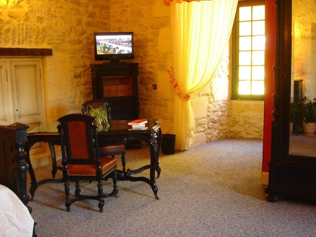 Chateau La Fleunie - Hotel Et Restaurant Tulle Room photo