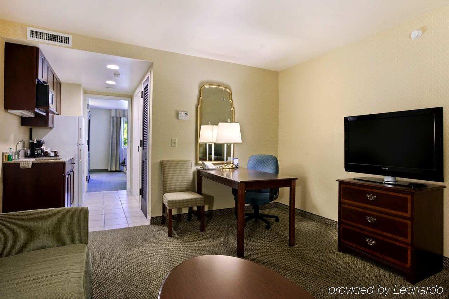 Delta Hotels By Marriott Burlington Room photo