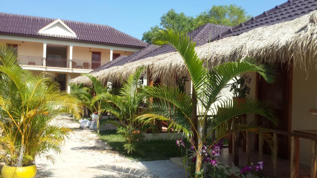 The Moonflower Bungalow Hotel Sihanoukville Exterior photo