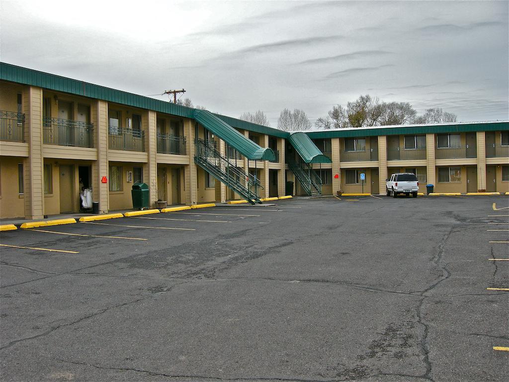 Days Inn By Wyndham Burns Exterior photo