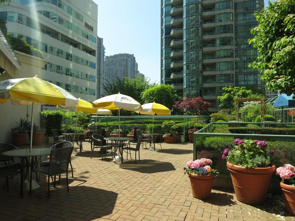 Rosedale On Robson Suite Hotel Vancouver Exterior photo