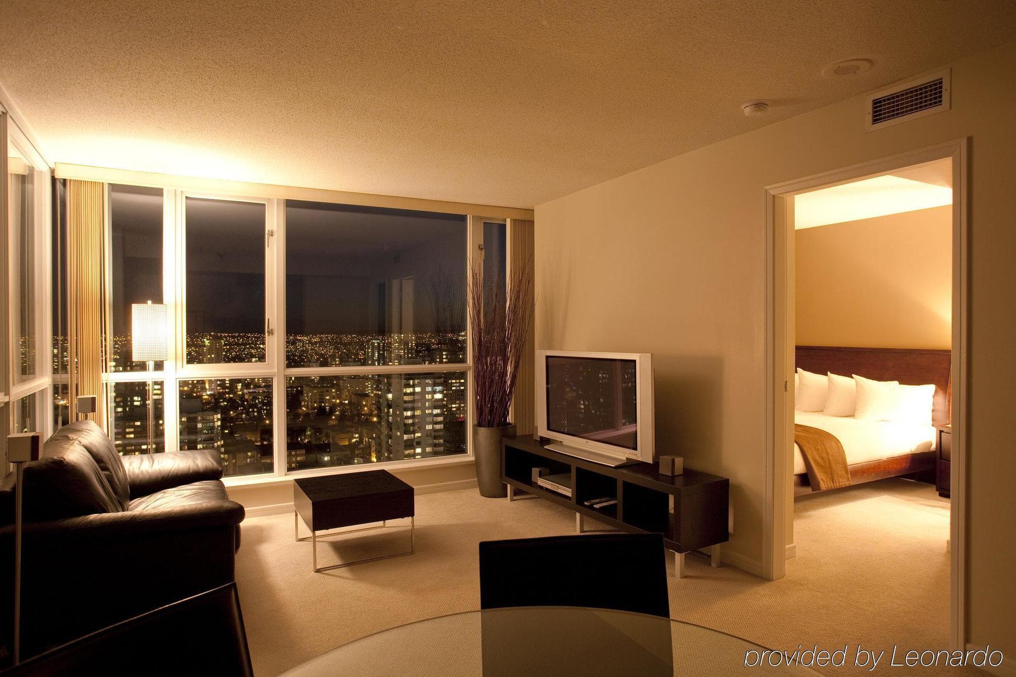 Carmana Hotel & Suites Vancouver Room photo