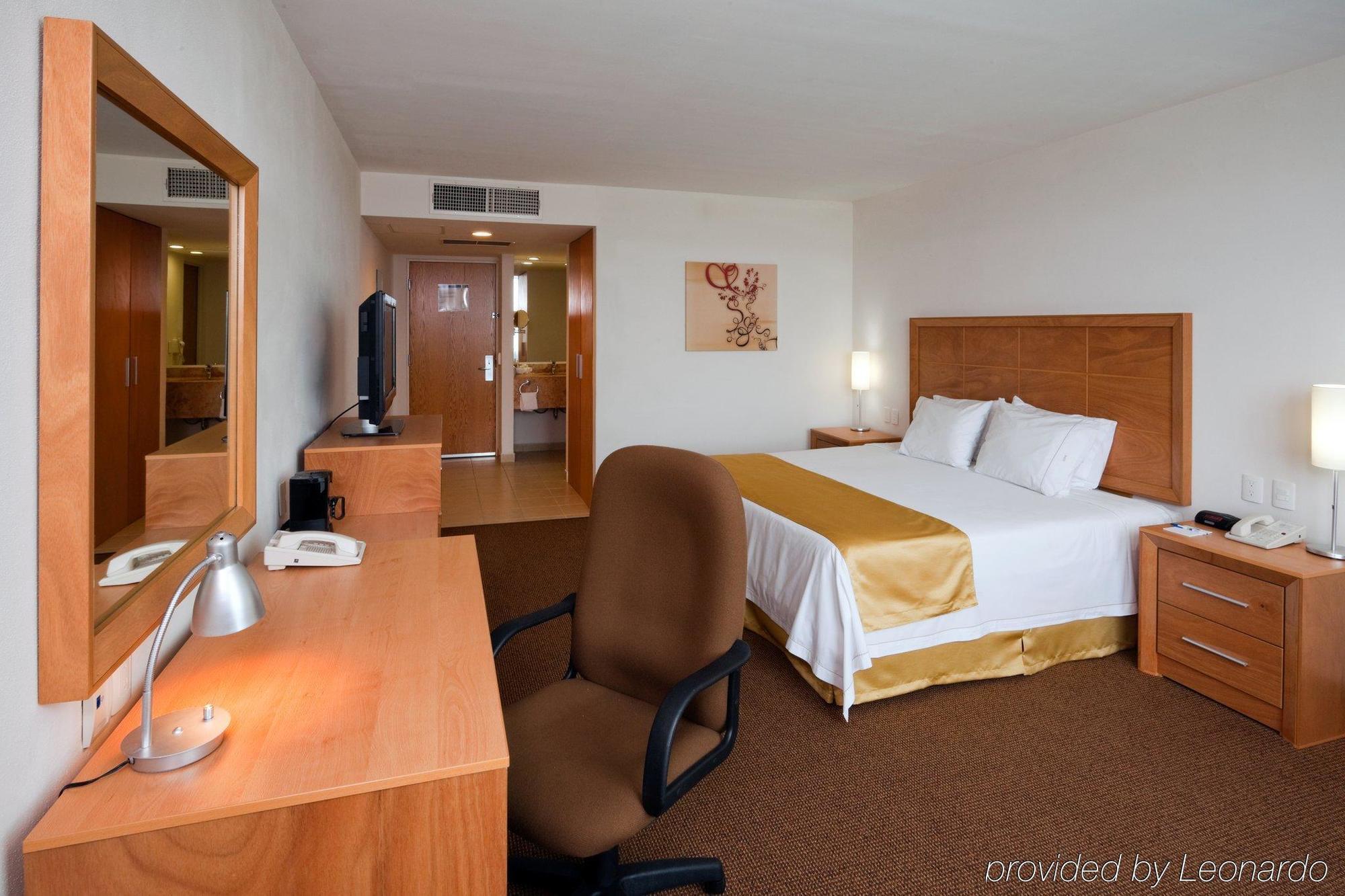 Holiday Inn Express & Suites Irapuato Room photo