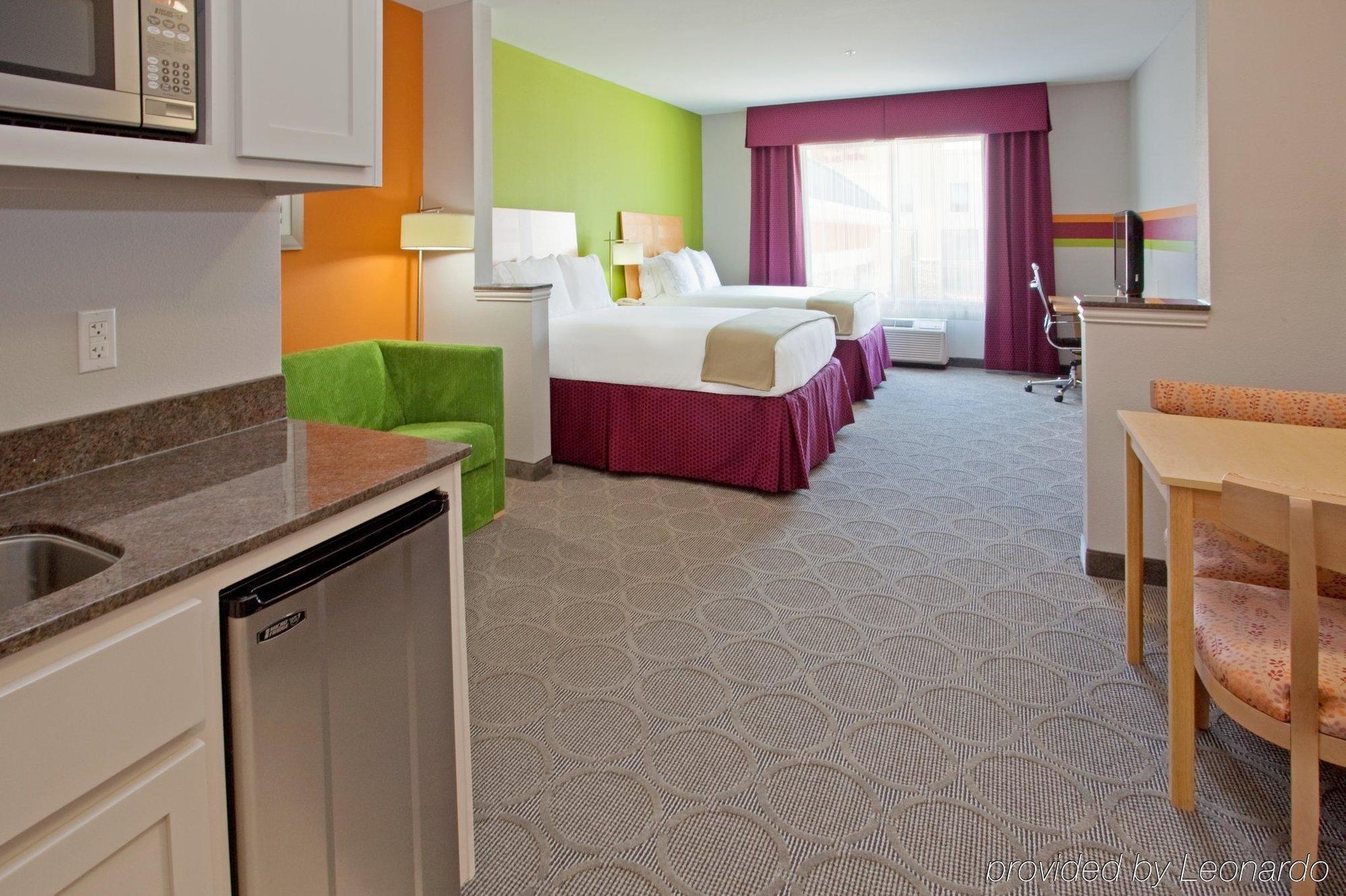 Holiday Inn Express Hotel & Suites Clute-Lake Jackson, An Ihg Hotel Room photo