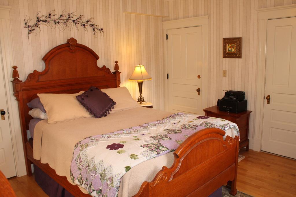 The Sleigh Maker Inn Bed And Breakfast Westborough Room photo