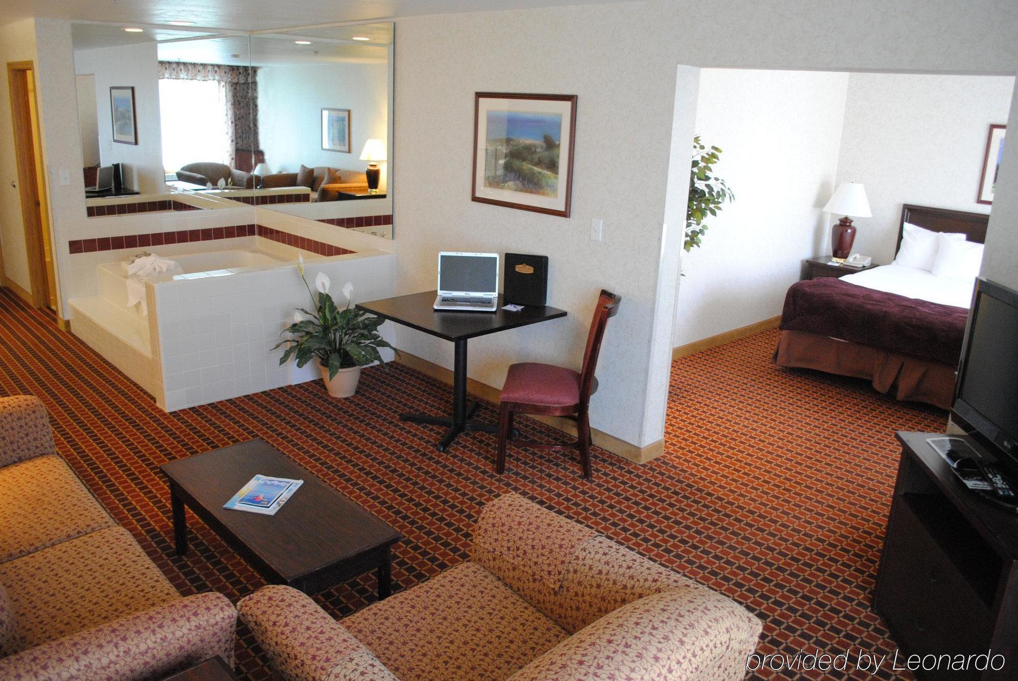 Crystal Inn Hotel & Suites - Logan Room photo