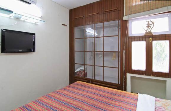 1 Bedroom Bed & Breakfast In Jangpura Extention, New Delhi Room photo