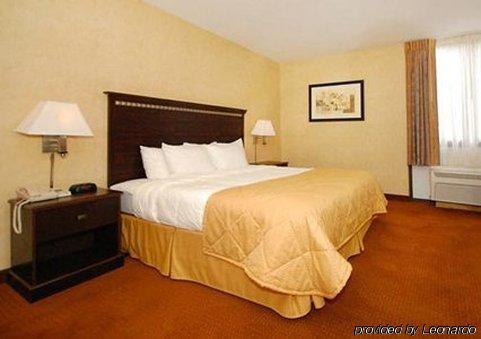 Clarion Hotel & Conference Center Springfield Room photo