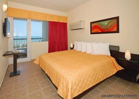 Comfort Inn & Suites Levittown Room photo