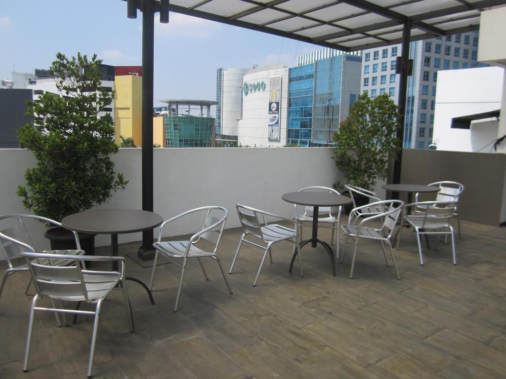 Maxley Hotel Jakarta Exterior photo