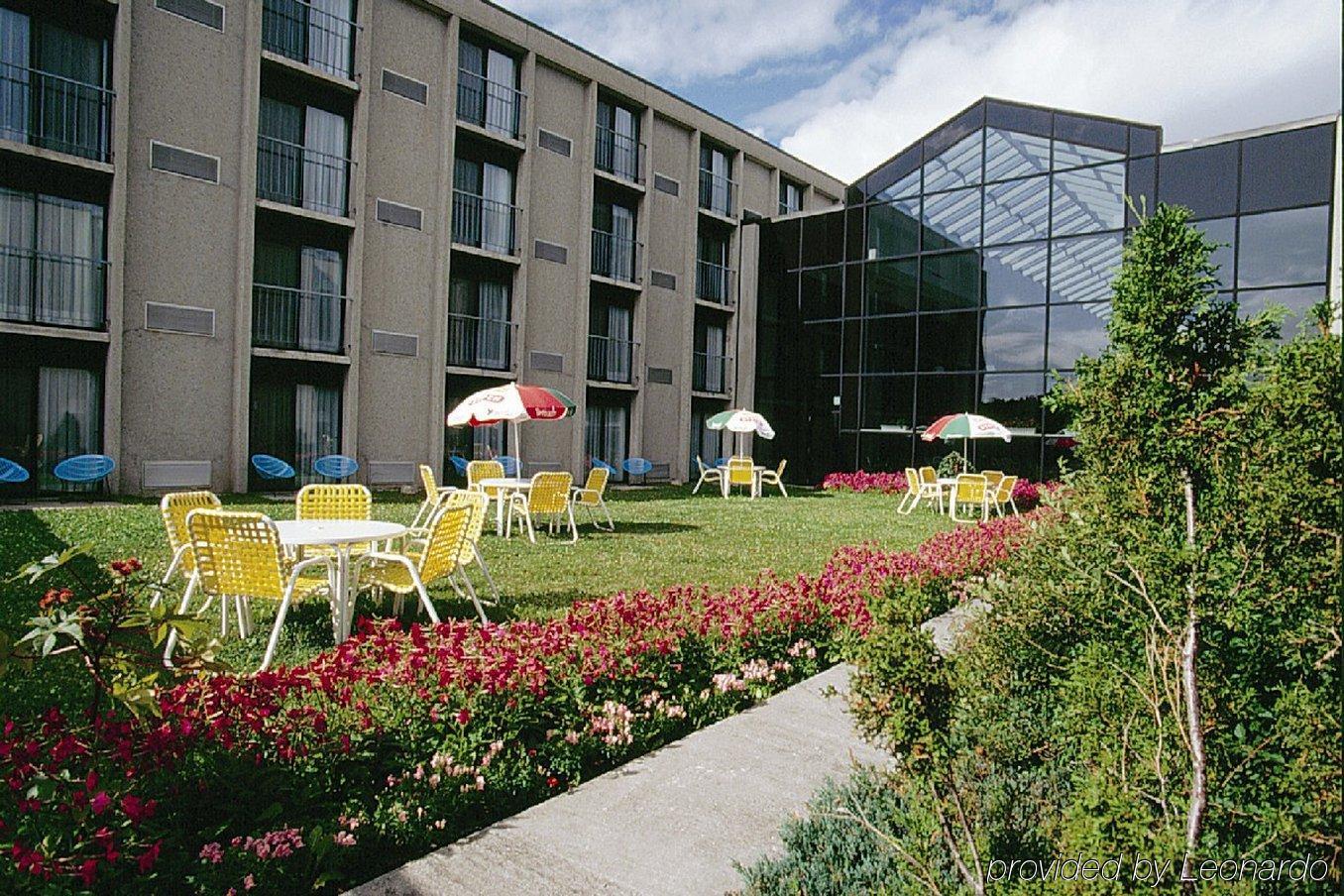 La Sagueneenne - Hotel Et Centre De Congres Saguenay Exterior photo
